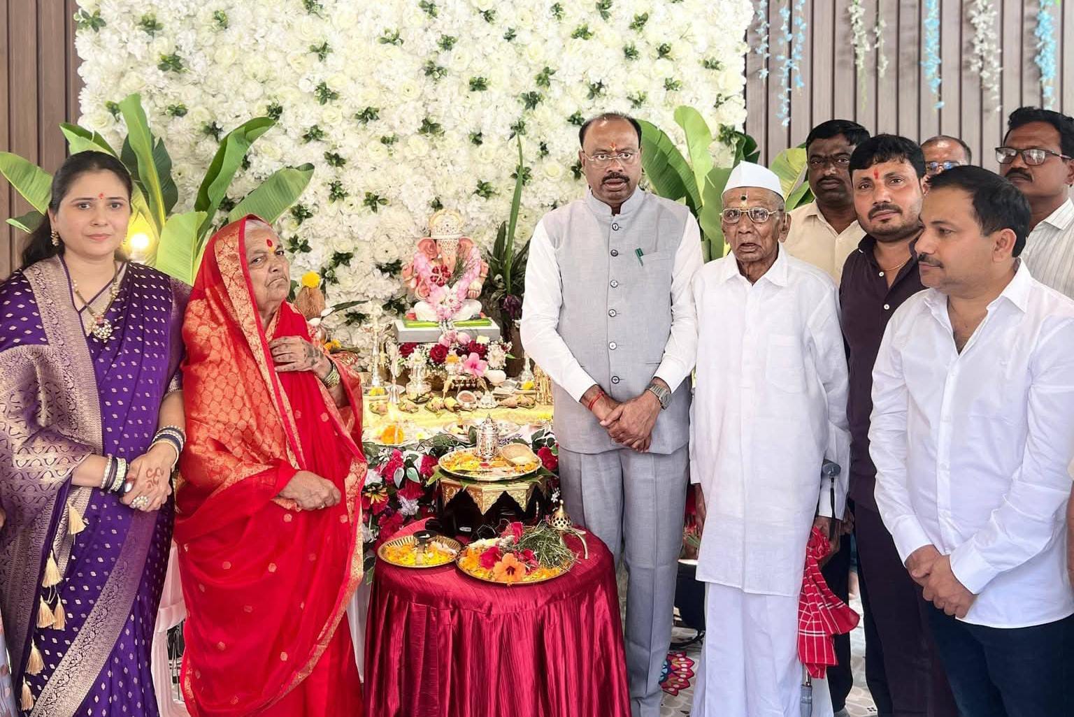 महसूल मंत्री चंद्रशेखर बावनकुळे यांची शत्रुघ्न काटे यांच्या निवासस्थानी सदिच्छा भेट; घेतले गणरायाचे दर्शन