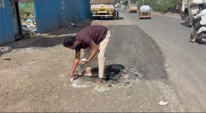 रांगोळीतून अनोखे आंदोलन; कुदळवाडीतील निकृष्ट रस्त्यांवर सामाजिक कार्यकर्त्यांचा सवाल