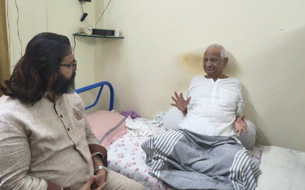 राळेगणसिद्धीत ज्येष्ठ समाजसेवक अण्णा हजारे यांचे आमदार महेश लांडगे यांनी घेतले आशीर्वाद