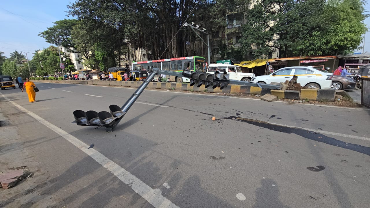 कृष्णानगर चौकात सिग्नलचा खांब कोसळला