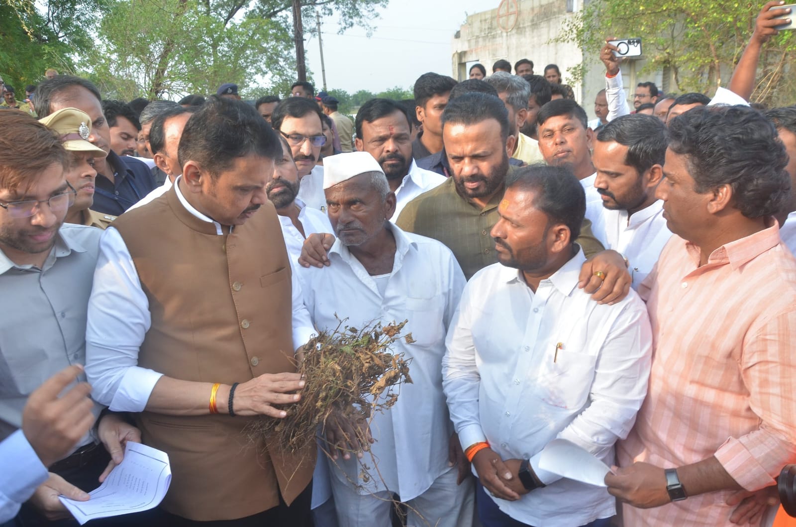 राज्यातील ३५८ पैकी २६५ तालुक्यात कोरडा दुष्काळ जाहीर; फडणवीस सरकारची घोषणा