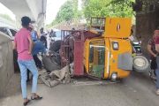 केएसबी चौकात टायरने भरलेला टेम्पो पलटी