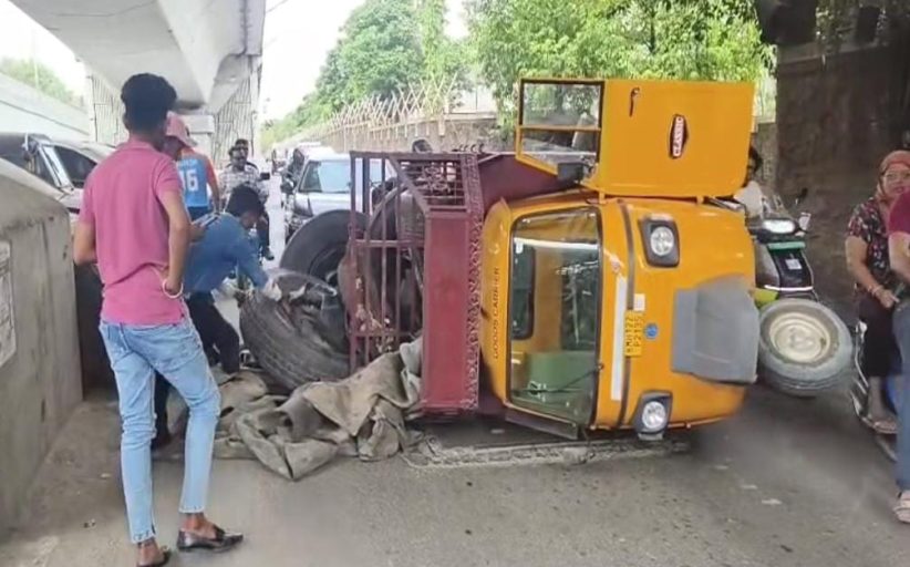 केएसबी चौकात टायरने भरलेला टेम्पो पलटी