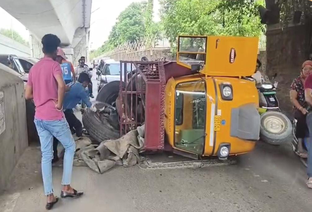 केएसबी चौकात टायरने भरलेला टेम्पो पलटी