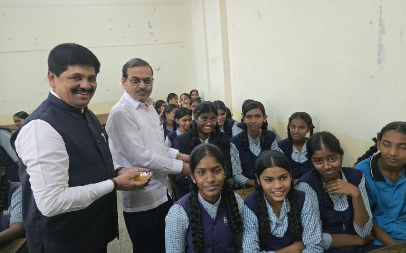 भारतीय जैन संघटनेच्या शाळेत पंतप्रधान नरेंद्र मोदी आणि कामगारनेते यशवंत भोसले यांच्या वाढदिवसानिमित्त चित्रकला उपक्रम