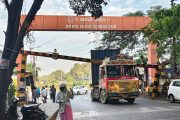 निगडीत हाइट बॅरिअरला ट्रकची धडक, काही काळ वाहतूक विस्कळीत