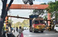 निगडीत हाइट बॅरिअरला ट्रकची धडक, काही काळ वाहतूक विस्कळीत