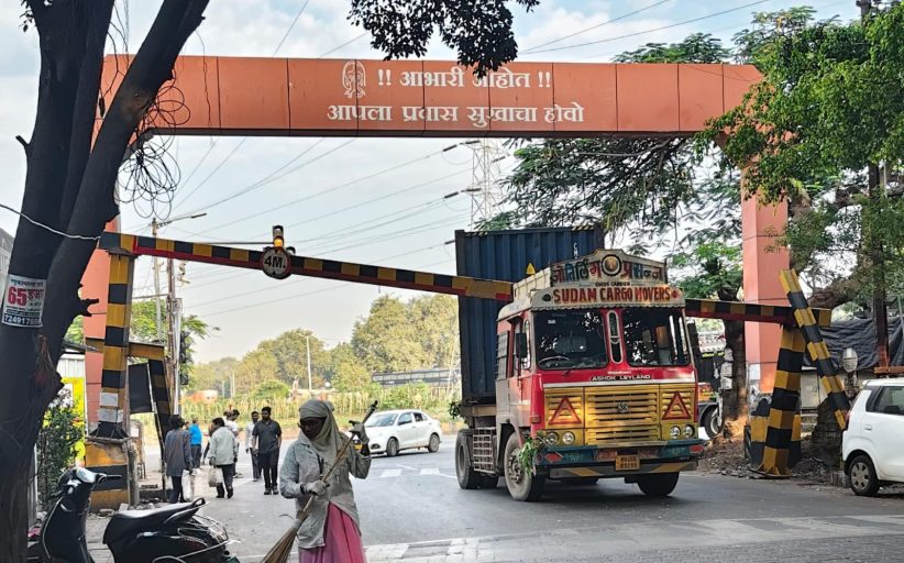 निगडीत हाइट बॅरिअरला ट्रकची धडक, काही काळ वाहतूक विस्कळीत