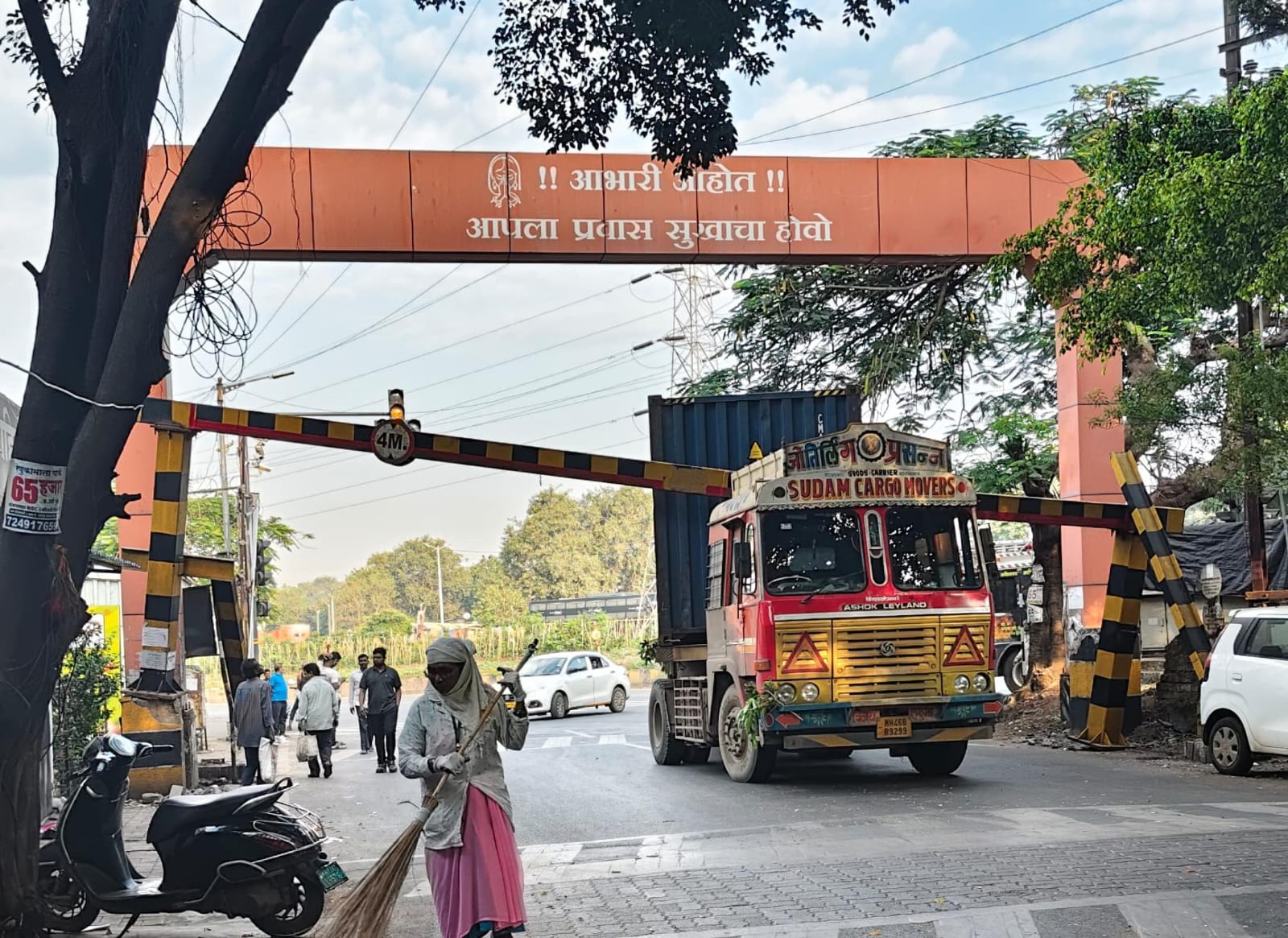 निगडीत हाइट बॅरिअरला ट्रकची धडक, काही काळ वाहतूक विस्कळीत