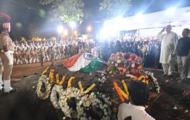 ज्येष्ठ अभिनेते पद्मश्री नाना पाटेकर यांच्यावर शासकीय इतमामात अंत्यसंस्कार