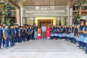 थेरगावच्या पीएम श्री माध्यमिक विद्यालयातील विद्यार्थ्यांनी अनुभवले आधुनिक तंत्रज्ञानाचे विश्व!