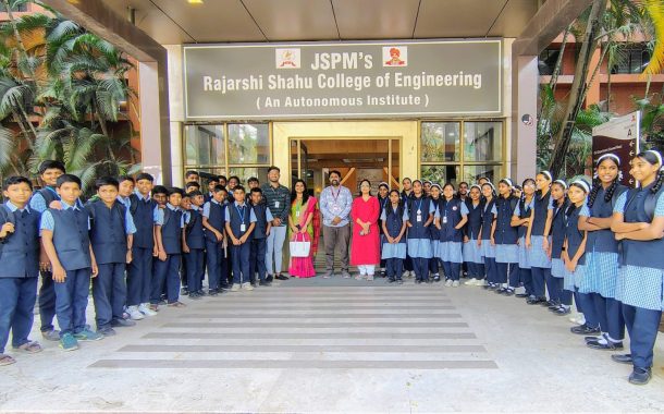 थेरगावच्या पीएम श्री माध्यमिक विद्यालयातील विद्यार्थ्यांनी अनुभवले आधुनिक तंत्रज्ञानाचे विश्व!