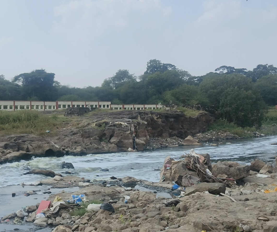 पवना नदीवरील पाडलेला बंधारा पुन्हा बांधण्याची आयुक्तांकडे मागणी