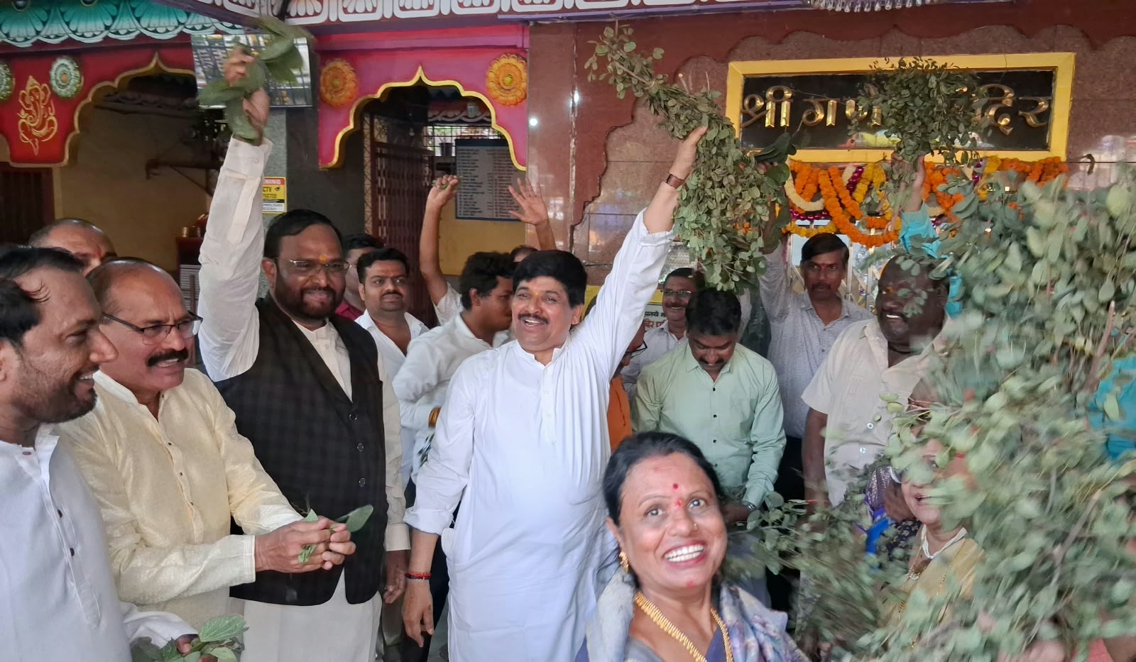 कामगारनेते यशवंतभाऊ भोसले यांच्या पुढाकारातून प्रथमच सीमोल्लंघन व सोनं लुटण्याच्या पारंपरिक सोहळ्याला सुरुवात; माजी खासदार अमर साबळे यांच्या हस्ते प्रारंभ