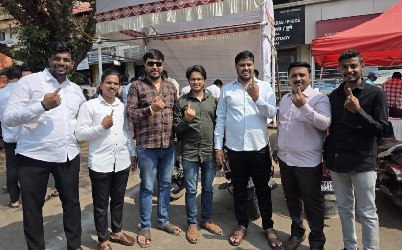 भाजपा युवा मोर्चाचे शहराध्यक्ष दिनेश यादव यांनी बजावला पदवीधर मतदानाचा हक्क