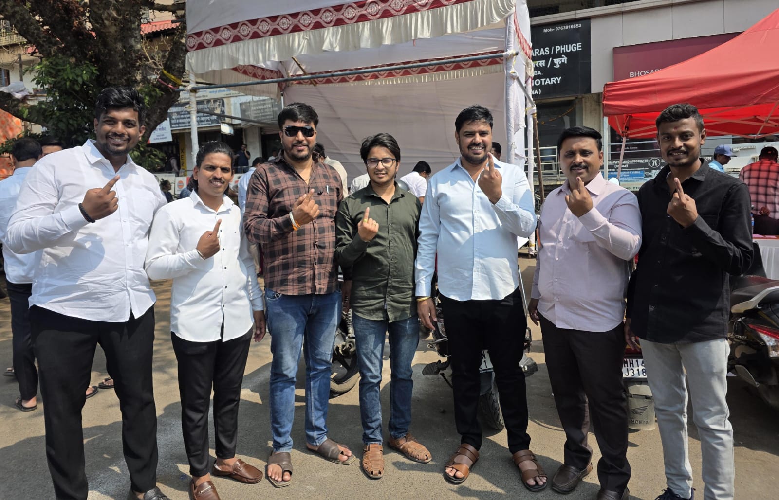 भाजपा युवा मोर्चाचे शहराध्यक्ष दिनेश यादव यांनी बजावला पदवीधर मतदानाचा हक्क