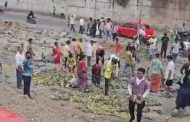 वाकडमध्ये अननसने भरलेला ट्रक उलटला; अननस उचलण्यासाठी नागरिकांची गर्दी