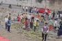 वाकडमध्ये अननसने भरलेला ट्रक उलटला; अननस उचलण्यासाठी नागरिकांची गर्दी