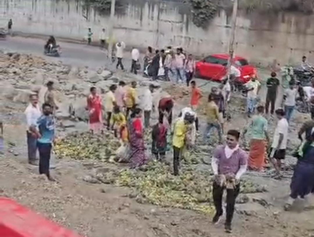 वाकडमध्ये अननसने भरलेला ट्रक उलटला; अननस उचलण्यासाठी नागरिकांची गर्दी