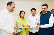 ऐश्वर्या बाबर यांच्याकडून दुष्काळग्रस्तांच्या मदतीसाठी एक लाखांची मदत..!